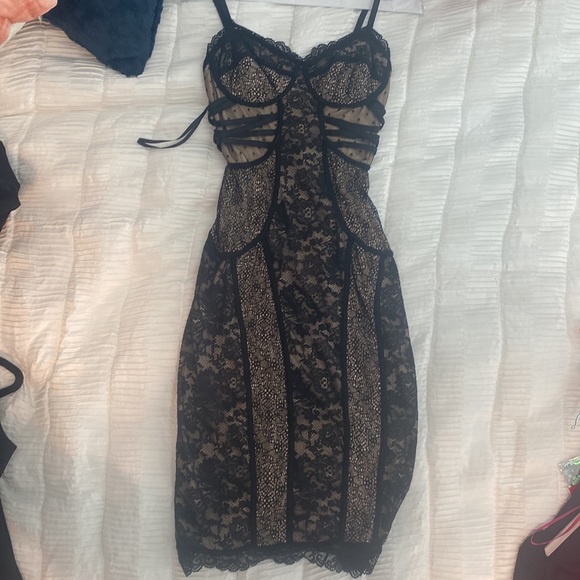 Black lace BEBE dress - Picture 2 of 4